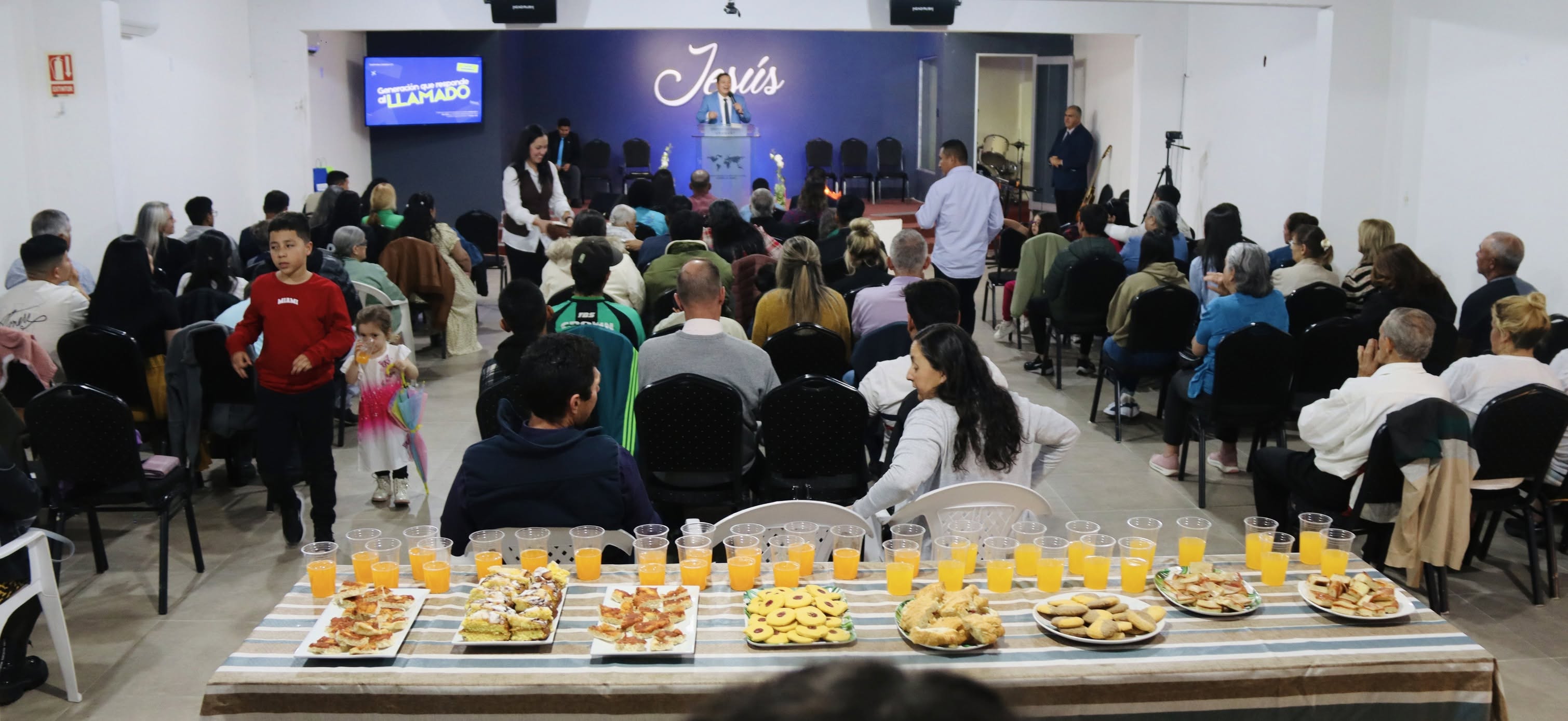 Vista panorámica de la congregación durante el culto dominical de alabanza y adoración