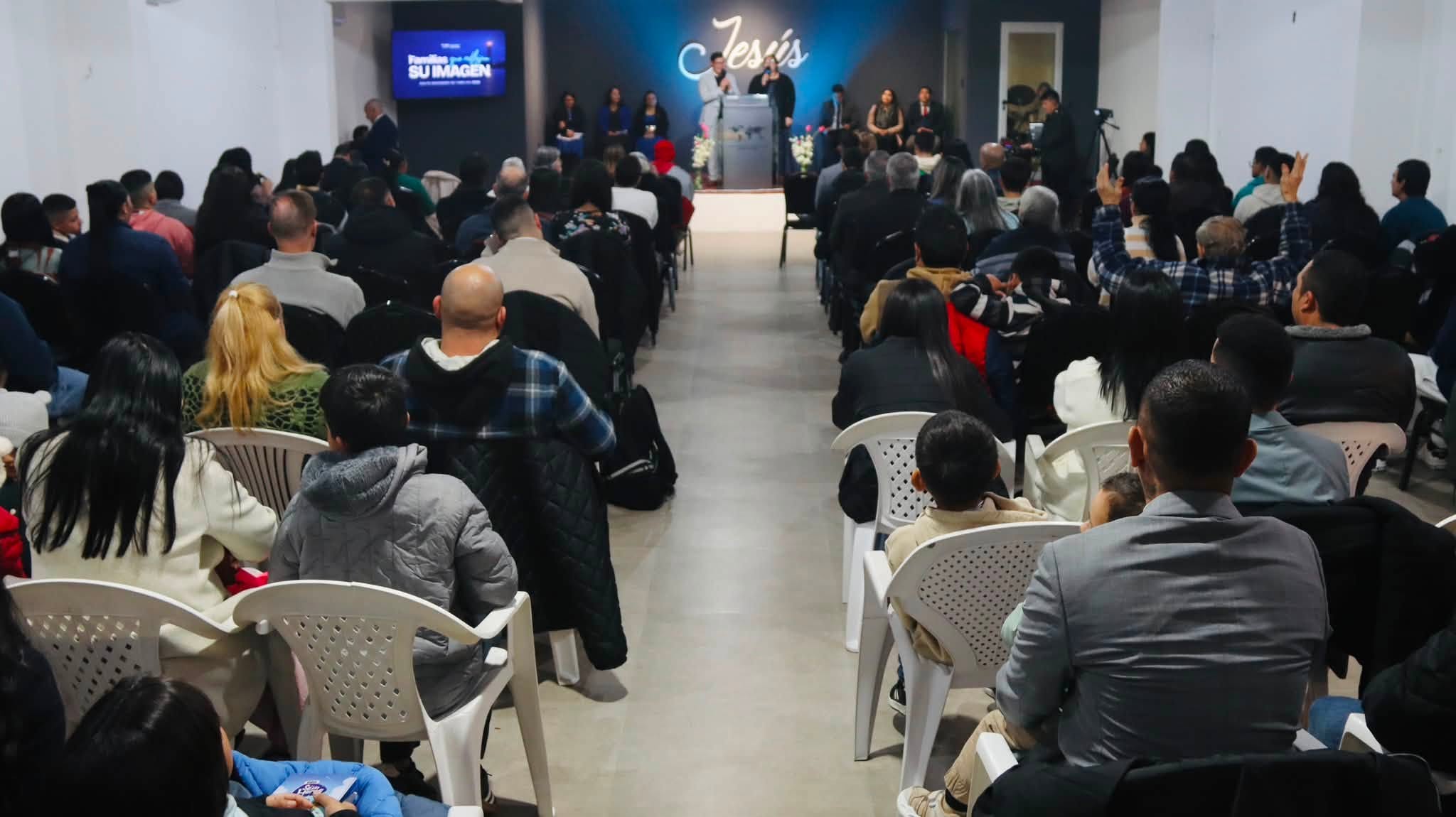 Comunidad congregada alabando a Dios en la reunión dominical