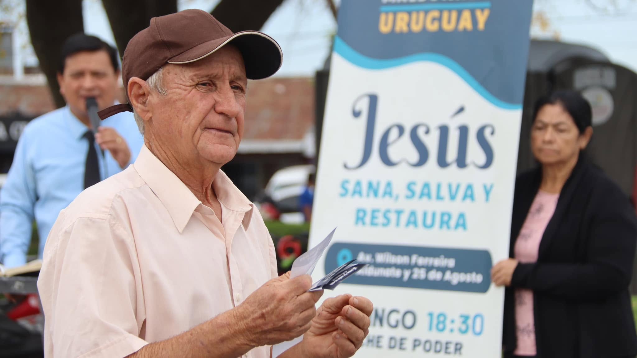 Actividad de evangelismo y distribución de literatura bíblica en la feria de Maldonado