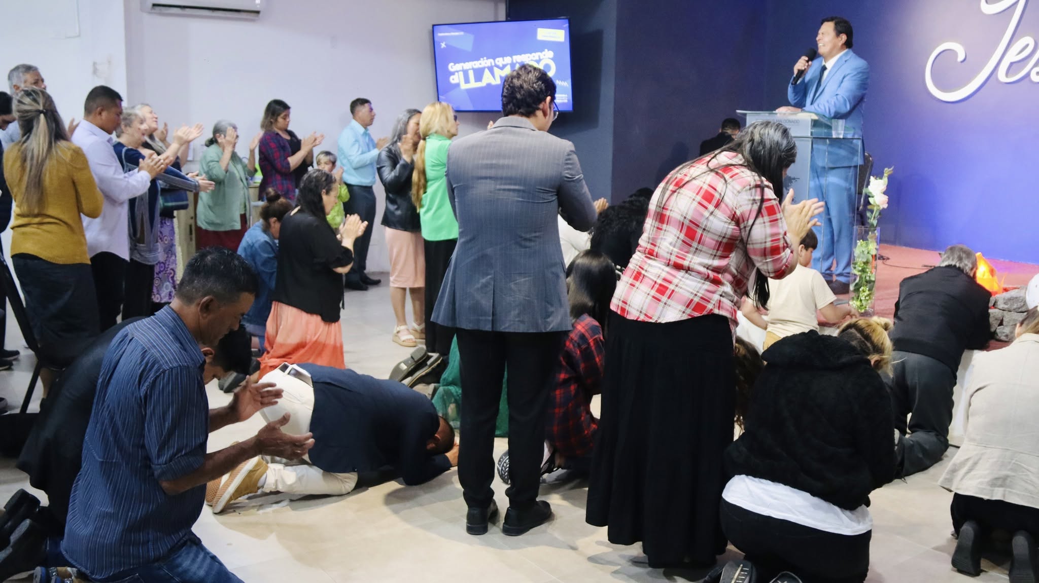 Hermanos y familias compartiendo en la vida de la congregación